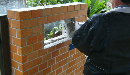 コンクリートブロック塀 壁埋め込みポスト交換 削る